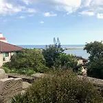 Vista And Breeze In Apartment *